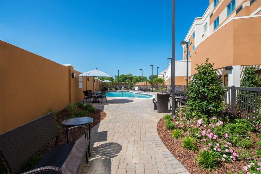 Courtyard By Marriott Columbus Hotel Exterior photo